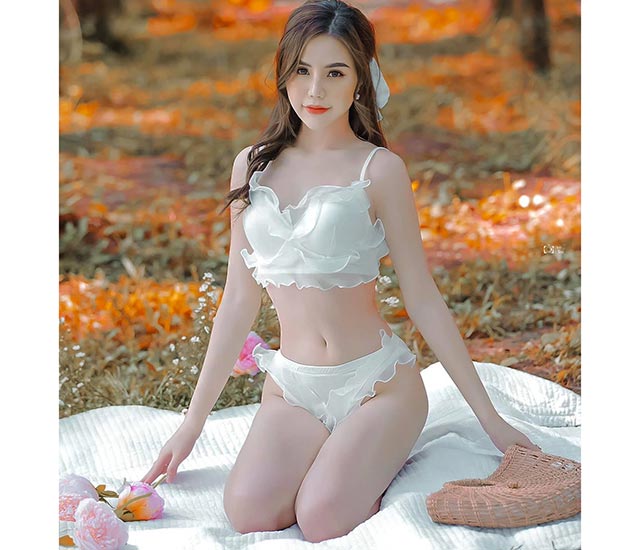 Linh Rin mặc bikini sexy, cuốn hút