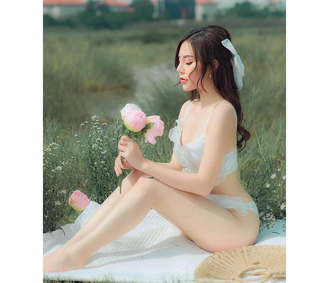 Linh Rin mặc bikini sexy