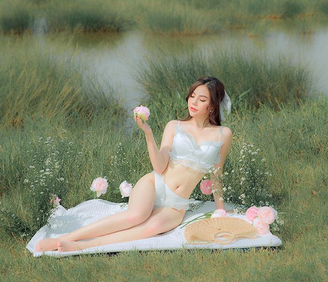 Người đẹp Linh Rin mặc bikini sexy
