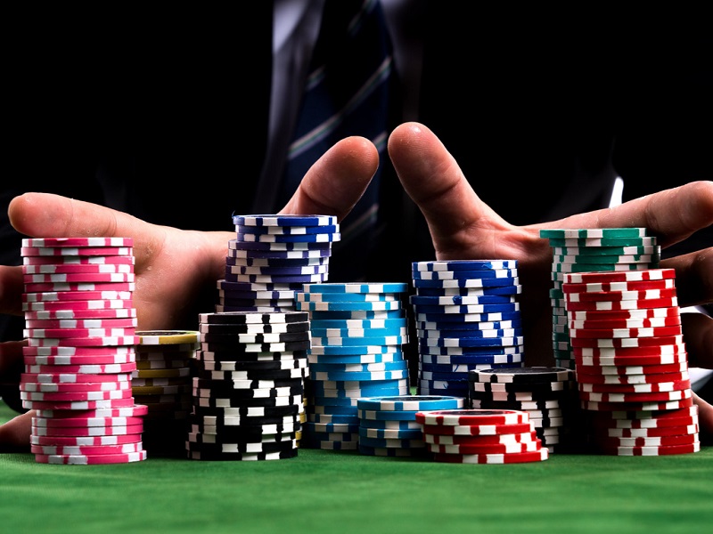 Làm cách nào để sắp xếp vốn chơi poker hợp lý nhất