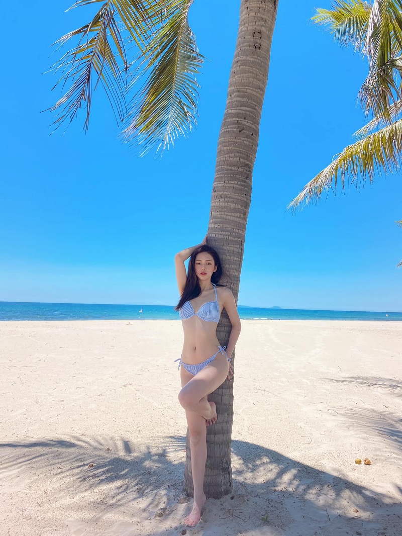 Liz Kim Cương thân hình vô cùng nóng bỏng