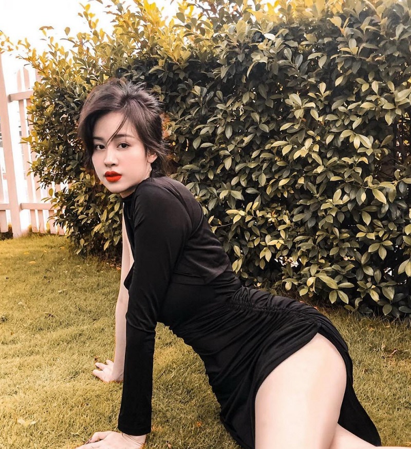 Hot girl Lê Thị Huyền Anh đăng tải ảnh sexy khoe ngực