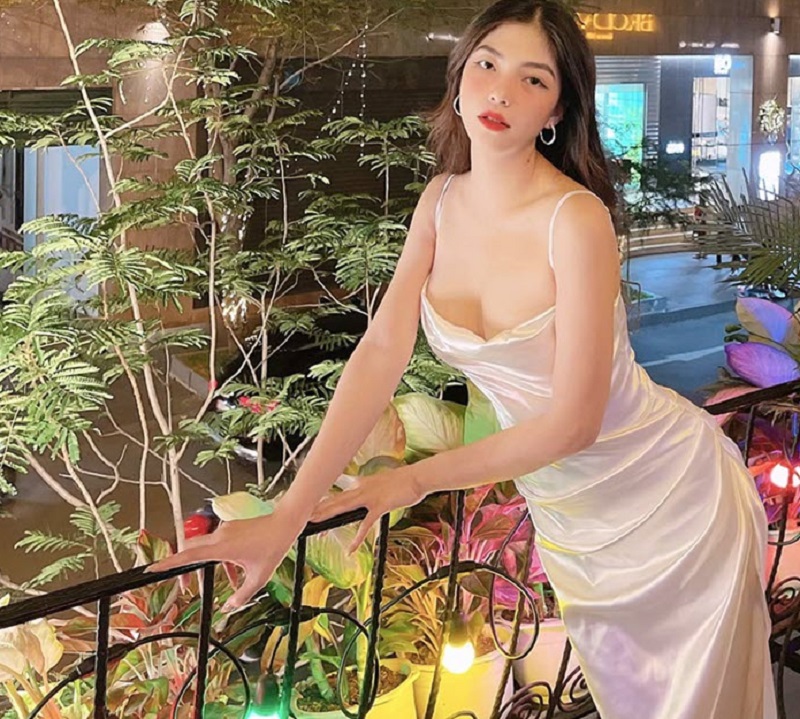 Hot girl Uyên Endy sở hữu vòng eo con kiến, ngực to khủng