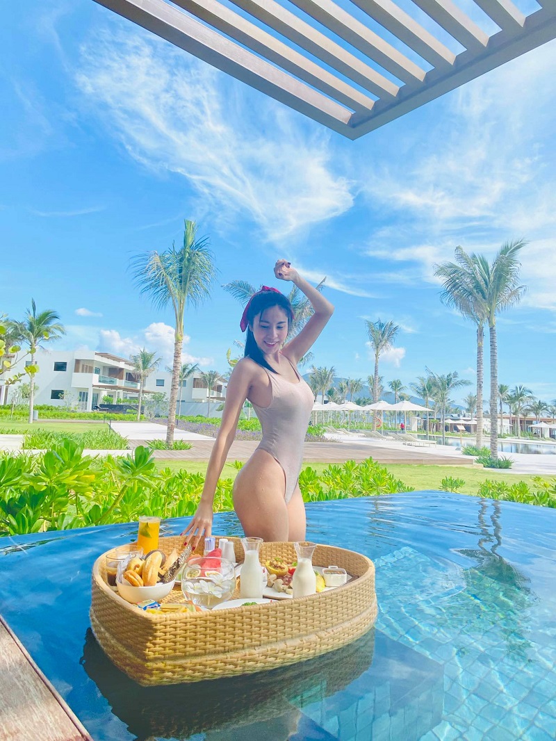 Thủy Tiên sexy mặc bikini 