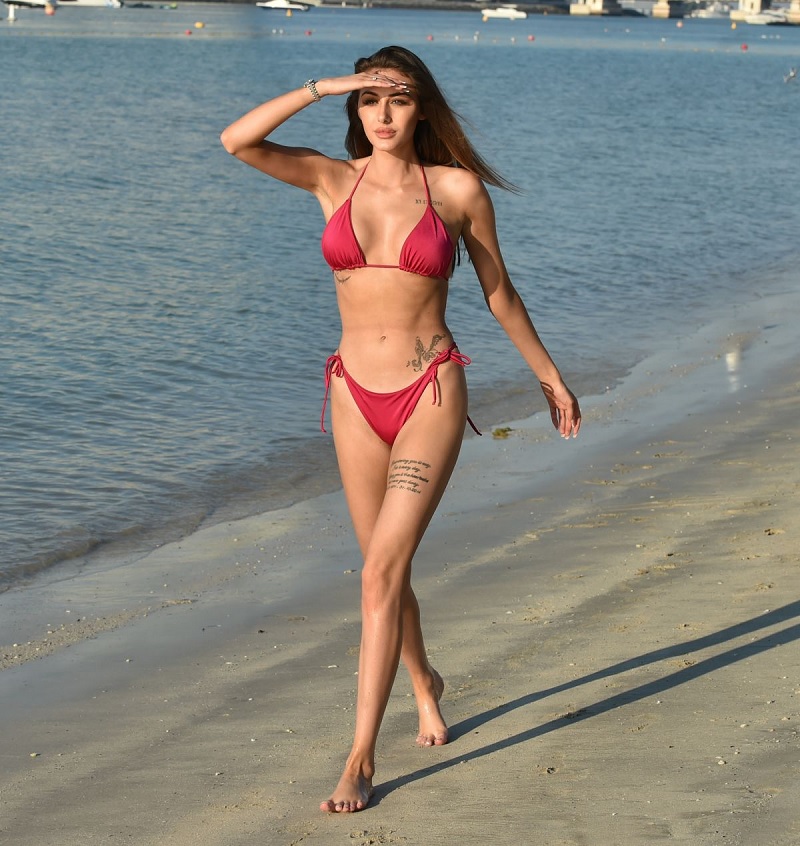 Chloe Veitch khoe vòng 3 đẫy đà khi diện bikini