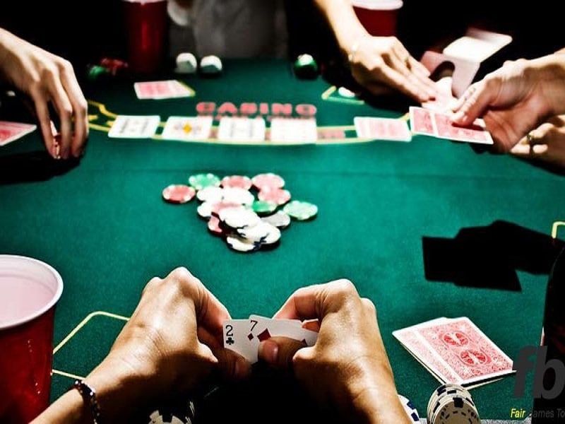 Hướng dẫn cách chia bài Poker chi tiết cho tân thủ