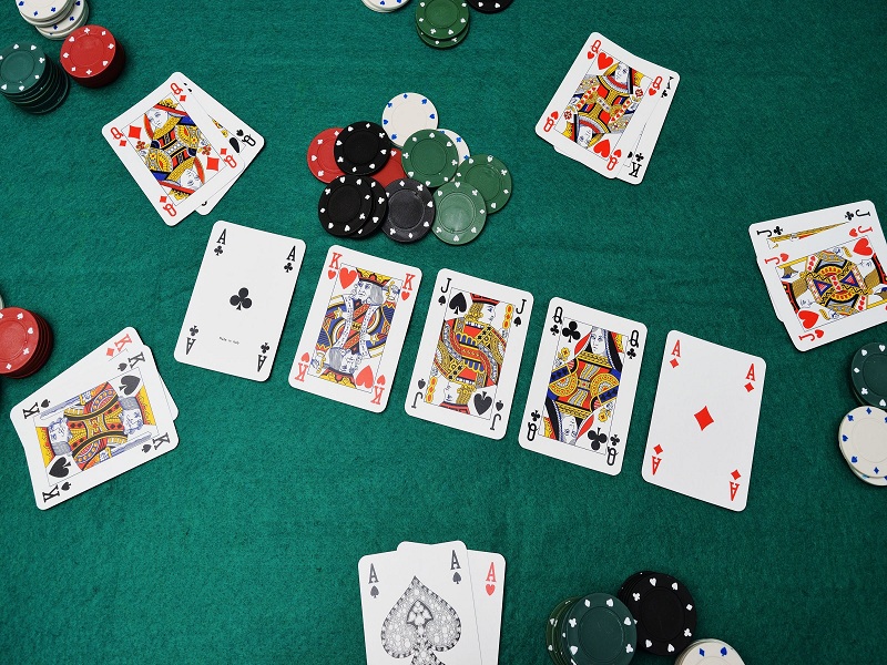 Sự khác biết giữa implied odd và pot odd trong Poker